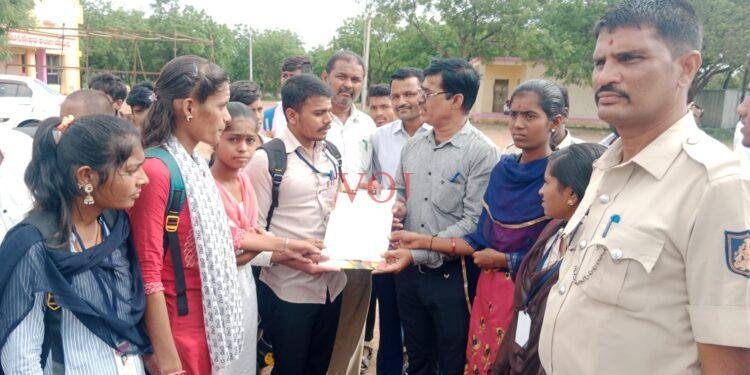 ರಾಷ್ಟ್ರೀಯ ಹೆದ್ದಾರಿ ತಡೆದು ಪ್ರತಿಭಟನೆ ಮಾಡಿದ ವಿಧ್ಯಾರ್ಥಿಗಳು..! ಕಾರಣವೇನು..?