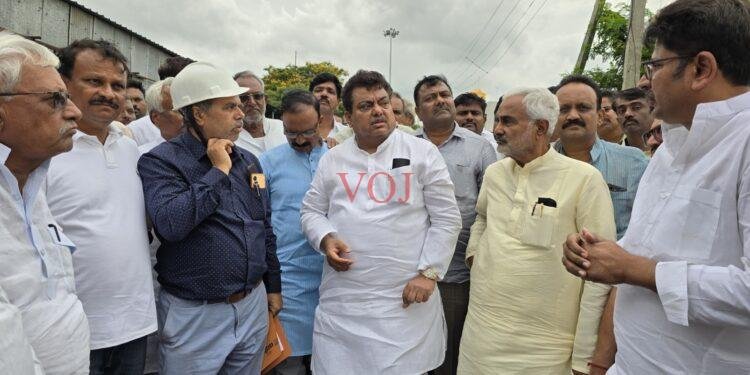 ನಂದಿ ಸಕ್ಕರೆ ಕಾರ್ಖಾನೆ ಉಳಿಸಲು ಕೈ ಮುಗಿದು ಸಚಿವ ಎಮ್ ಬಿ ಪಾಟೀಲರಿಗೆ ಮನವಿ ಸಲ್ಲಿಸಿದ ಕಾರ್ಮಿಕರು..!