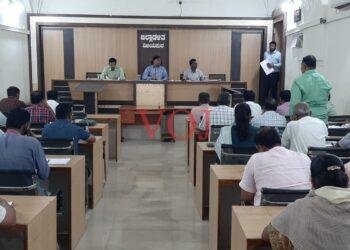 ಫಲಾನುಭವಿಗಳಿಗೆ ಹಕ್ಕುಪತ್ರ ವಿತರಣೆ-ಸರ್ವೇ ಕಾರ್ಯ ಸರಳೀಕರಣಕ್ಕೆ ಆದ್ಯತೆ ನೀಡಿ -ಜಿಲ್ಲಾಧಿಕಾರಿ ಟಿ.ಭೂಬಾಲನ್ ಸೂಚನೆ