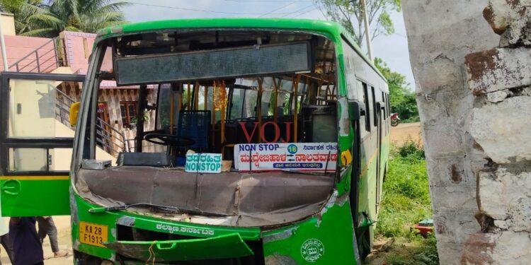 ಅಪಘಾತ ತಪ್ಪಿಸಲು ಹೋಗಿ ಮನೆಯ ಮುಂದಿನ ಬೃಹತ್ ಗಿಡಕ್ಕೆ ಸರ್ಕಾರಿ ಬಸ್‌ ಡಿಕ್ಕಿ..! ಆಗಿದ್ದೇನು..?