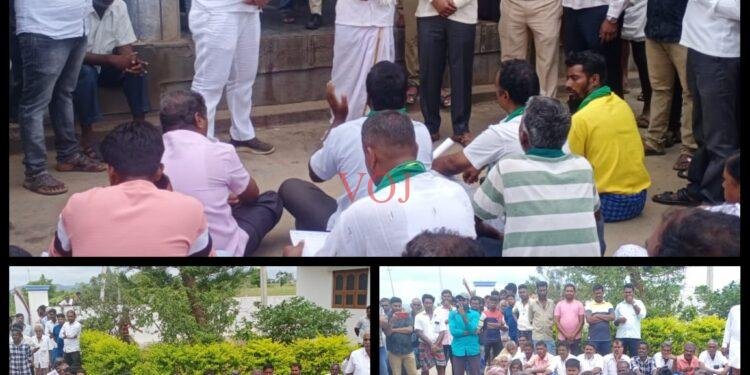 ಹಾಲು ಉತ್ಪಾದಕರ ಸಹಕಾರ ಸಂಘದ ಮುಂದೆ ಪ್ರತಿಭಟನೆ : ಅನ್ಯ ವ್ಯಕ್ತಿಗಳ ಖಾತೆಗೆ ಲಕ್ಷಾಂತರ ರೂ. ಅಕ್ರಮವಾಗಿ ವರ್ಗಾವಣೆ