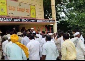 ಇಂಡಿಯಲ್ಲಿ ಪಿಎಸ್ಐ ವಿರುದ್ಧ ಪ್ರತಿಭಟನೆ.. ಕಾರಣ ಗೊತ್ತಾ..?