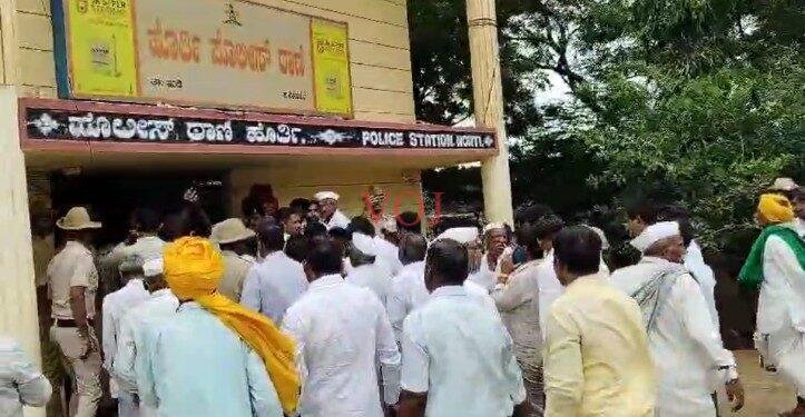 ಇಂಡಿಯಲ್ಲಿ ಪಿಎಸ್ಐ ವಿರುದ್ಧ ಪ್ರತಿಭಟನೆ.. ಕಾರಣ ಗೊತ್ತಾ..?