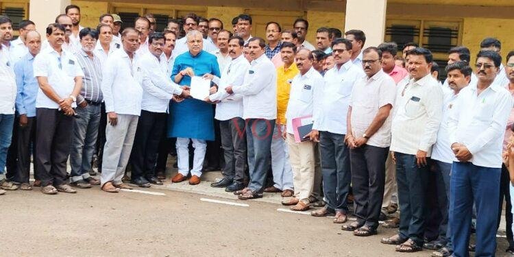 ರಾಜ್ಯ ಸರಕಾರಿ ನೌಕರರ 7 ನೇ ವೇತನ ಹಾಗೂ ಒಪಿಎಸ್ ಜಾರಿಗೆಗೊಳಿಸುವ ಬಗ್ಗೆ ಸರಕಾರ ಗಮನ ಸೆಳೆಯಲು ಶಾಸಕ‌ ಪಾಟೀಲ ರಗೆ ಮನವಿ