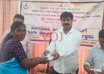 ಅಂಗನವಾಡಿ ಕಾರ್ಯಕರ್ತೆರಿಗೆ ಸ್ಮಾರ್ಟ್ ಫೋನ್ ವಿತರಿಸಿದ ಶಾಸಕ ಎಂಆರ್ ಮಂಜುನಾಥ್
