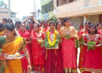 ಓಂ ಶಕ್ತಿ ದೇವಾಲಯದಲ್ಲಿ ಆಡಿ ಮಾಸದ ಪ್ರಯುಕ್ತ ಗಂಜಿಯನ್ನು ಸಮರ್ಪಿಸಿದ ಭಕ್ತಸಮೂಹ