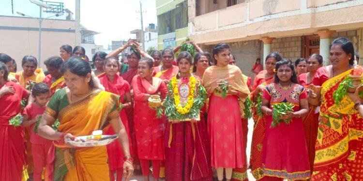 ಓಂ ಶಕ್ತಿ ದೇವಾಲಯದಲ್ಲಿ ಆಡಿ ಮಾಸದ ಪ್ರಯುಕ್ತ ಗಂಜಿಯನ್ನು ಸಮರ್ಪಿಸಿದ ಭಕ್ತಸಮೂಹ