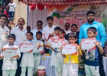 ಶಾಸಕ ಎಂಆರ್ ಮಂಜುನಾಥ್ ರವರಿಂದ ಪ್ರಶಸ್ತಿ ವಿತರಣೆ