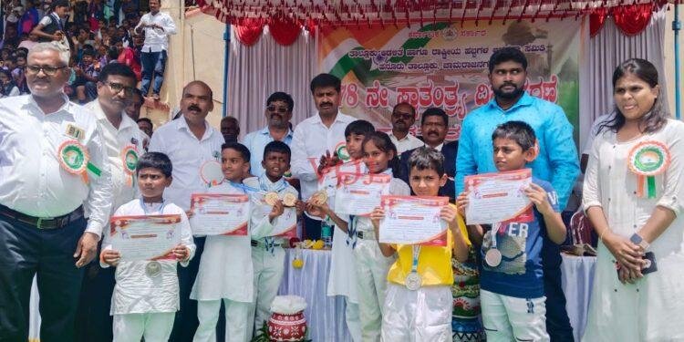 ಶಾಸಕ ಎಂಆರ್ ಮಂಜುನಾಥ್ ರವರಿಂದ ಪ್ರಶಸ್ತಿ ವಿತರಣೆ