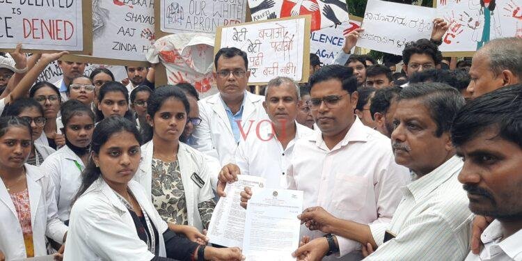 ವೈದ್ಯೆಯ ಮೇಲಿನ ಅತ್ಯಾಚಾರ, ಕೊಲೆ ಖಂಡಿಸಿ ಬೃಹತ್ ಪ್ರತಿಭಟನೆ..!