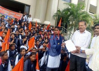 ವೈದ್ಯ ವಿದ್ಯಾರ್ಥಿನಿ ಅತ್ಯಾಚಾರ ಹಾಗೂ ಕೊಲೆ ಖಂಡಿಸಿ ಎಬಿವಿಪಿ ಕಾರ್ಯಕರ್ತರಿಂದ ಇಂಡಿಯಲ್ಲಿ ಬೃಹತ್ ಪ್ರತಿಭಟನೆ