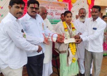 ಪ್ರಥಮಸ್ಥಾನಗೈದಿರುವ ವಿಧ್ಯಾರ್ಥಿನಿ ಅಮೂಲ್ಯ ಕಲ್ಲೂರ ಗೆ ಸನ್ಮಾನ  