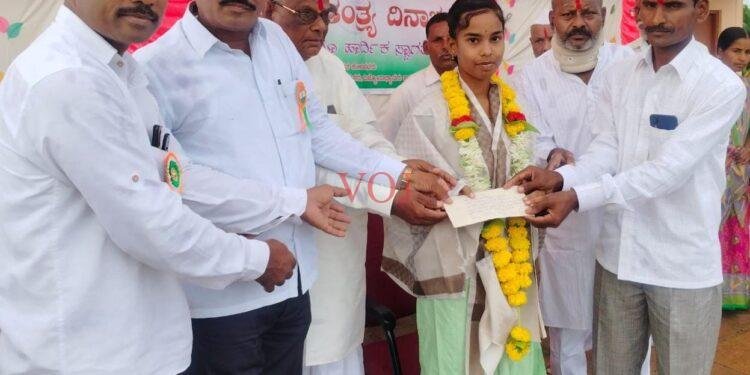 ಪ್ರಥಮಸ್ಥಾನಗೈದಿರುವ ವಿಧ್ಯಾರ್ಥಿನಿ ಅಮೂಲ್ಯ ಕಲ್ಲೂರ ಗೆ ಸನ್ಮಾನ  