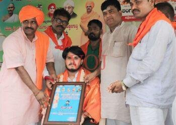 ನಟ ವಿಶ್ವಪ್ರಕಾಶ ಮಲಗೊಂಡಗೆ “ಬಸವ ಶ್ರೀರಕ್ಷೆ” ನೀಡಿ ಗೌರವ ಸನ್ಮಾನ