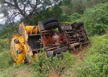 ಲಾರಿ ಅಪಘಾತ : ಚಾಲಕ ಪ್ರಾಣಪಾಯದಿಂದ ಪಾರು