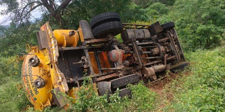 ಲಾರಿ ಅಪಘಾತ : ಚಾಲಕ ಪ್ರಾಣಪಾಯದಿಂದ ಪಾರು