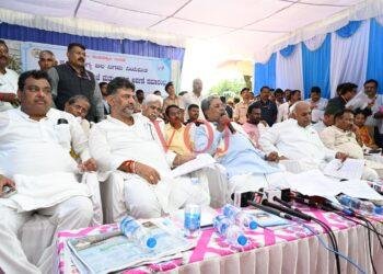 ಆಲಮಟ್ಟಿ ಜಲಾಶಯಕ್ಕೆ ಗಂಗಾಪೂಜೆ-ಬಾಗಿನ ಅರ್ಪಣೆ ಆಲಮಟ್ಟಿ ಎತ್ತರಕ್ಕೆ ಅಧಿಸೂಚನೆ ಹೊರಡಿಸಲು ಕೇಂದ್ರ ಸರ್ಕಾರಕ್ಕೆ ಒತ್ತಾಯ -ಮುಖ್ಯಮಂತ್ರಿ ಶ್ರೀ ಸಿದ್ಧರಾಮಯ್ಯ