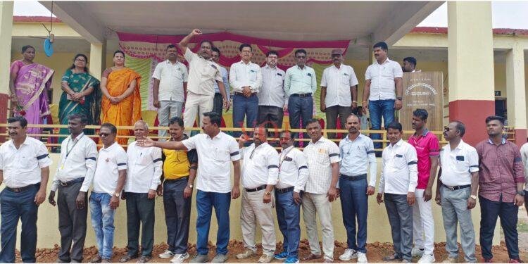 ಕಪ್ಪು ಪಟ್ಟಿ ಕಟ್ಟಿ ಕ್ರೀಡಾಕೂಟ ನಡೆಸಿದ ದೈಹಿಕ ಶಿಕ್ಷಕರು ..ಕಾರಣ ಗೊತ್ತಾ..?