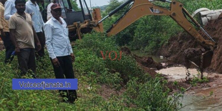 ಗುತ್ತಿ ಬಸವಣ್ಣ ಕಾಲುವೆ ಸ್ವಚ್ಛ ಮಾಡಿದ ರೈತರು