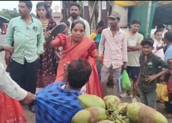 ಯುವಕನಿಗೆ ಚಪ್ಪಲಿ ಏಟು ನೀಡಿದ ಮಹಿಳೆ..! ಕಾರಣ ಗೊತ್ತಾ..?