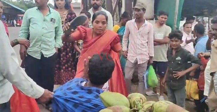 ಯುವಕನಿಗೆ ಚಪ್ಪಲಿ ಏಟು ನೀಡಿದ ಮಹಿಳೆ..! ಕಾರಣ ಗೊತ್ತಾ..?
