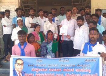 ಕಾರ್ಮಿಕರ ನಕಲಿ ಕಾರ್ಡಗಳನ್ನು ಸೃಷ್ಟಿಸಿ, ವಂಚಿಸಿರುವ ವಿರುದ್ಧ ಬೃಹತ್ ಪ್ರತಿಭಟನೆ