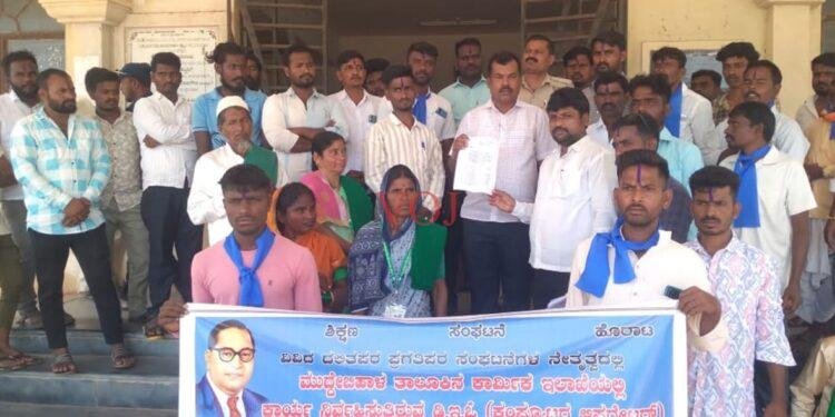 ಕಾರ್ಮಿಕರ ನಕಲಿ ಕಾರ್ಡಗಳನ್ನು ಸೃಷ್ಟಿಸಿ, ವಂಚಿಸಿರುವ ವಿರುದ್ಧ ಬೃಹತ್ ಪ್ರತಿಭಟನೆ