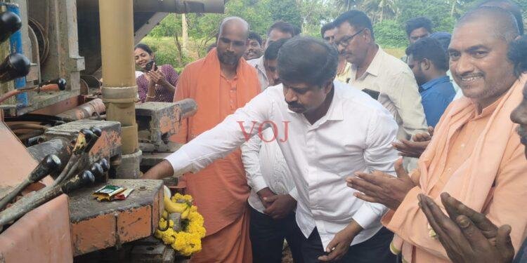ವೈಯಕ್ತಿಕವಾಗಿ ಗ್ರಾಮಕ್ಕೆ ಉಚಿತ ಬೋರ್ ವೆಲ್ ಕೊರೆಸಿಕೊಟ್ಟ ಶಾಸಕ ಎಂಆರ್ ಮಂಜುನಾಥ್