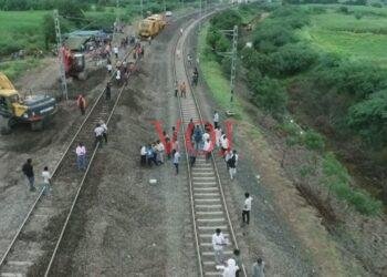 ಭೀಮೆಯಲ್ಲಿ ಲೋಕೋ ರೈಲು ಹಳಿತಪ್ಪಿದ್ದು, ಪ್ರಯಾಣಿಕರ ಪರದಾಟ..!