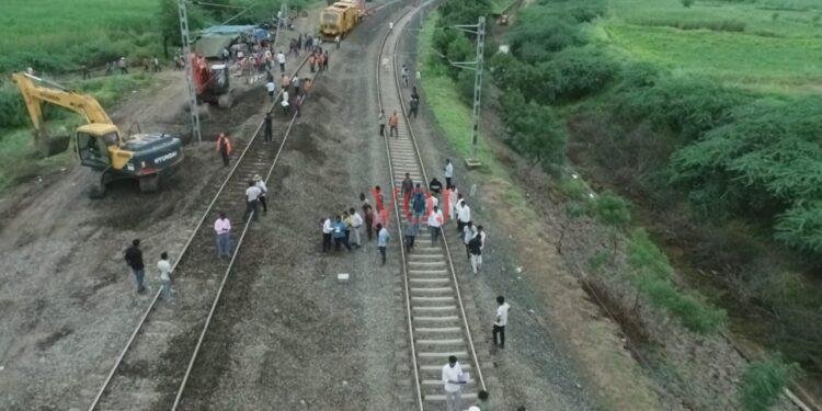 ಭೀಮೆಯಲ್ಲಿ ಲೋಕೋ ರೈಲು ಹಳಿತಪ್ಪಿದ್ದು, ಪ್ರಯಾಣಿಕರ ಪರದಾಟ..!
