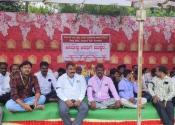 ಇಂಡಿಯಲ್ಲಿ ಕಪ್ಪುಪಟ್ಟಿ ಕಟ್ಟಿಗೊಂಡು ಗ್ರಾಮ ಆಡಳಿತ ಅಧಿಕಾರಿಗಳಿಂದ ಅನಿರ್ಧಿಷ್ಟಾವಧಿ ಮುಷ್ಕರ