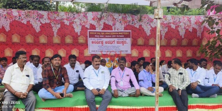 ಇಂಡಿಯಲ್ಲಿ ಕಪ್ಪುಪಟ್ಟಿ ಕಟ್ಟಿಗೊಂಡು ಗ್ರಾಮ ಆಡಳಿತ ಅಧಿಕಾರಿಗಳಿಂದ ಅನಿರ್ಧಿಷ್ಟಾವಧಿ ಮುಷ್ಕರ