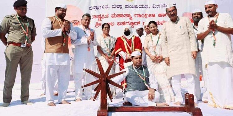 ಮಹಾತ್ಮ ಗಾಂಧಿ ಹಾಗೂ ಲಾಲ್ ಬಹದ್ದೂರ್ ಶಾಸ್ತ್ರಿ ಅವರು ತಮ್ಮ ಸಂದೇಶದ ಮೂಲಕ ನೀಡಿದ ಕೊಡುಗೆ ಅಪಾರ -ಜಿಲ್ಲಾಧಿಕಾರಿ ಟಿ.ಭೂಬಾಲನ್