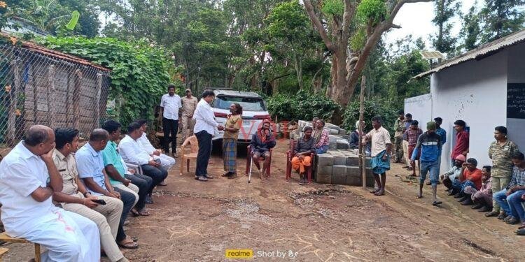 ಕಾಡಂಚಿನ ನೆಲ್ಲಿಕತ್ರಿ ಗ್ರಾಮಕ್ಕೆ ಶಾಸಕ ಎಂಆರ್ ಮಂಜುನಾಥ್ ಭೇಟಿ