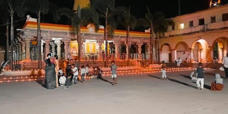 ಕಾರ್ತಿಕ ದೀಪೋತ್ಸವ ಬೆಳಕಿನಲ್ಲಿ ಕಂಗೊಳಿಸಿದ ಲಚ್ಯಾಣ ಕಮರಿಮಠ