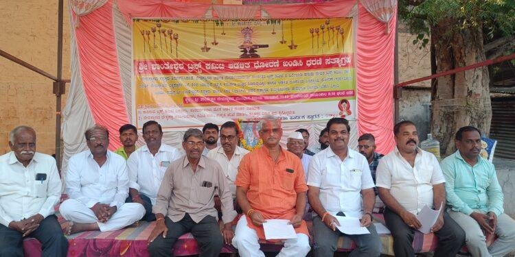 ಶ್ರೀ ಶಾಂತೇಶ್ವರ ಟ್ರಸ್ಟ ಕಮೀಟಿ ವಿಸರ್ಜಿಸಿ, ನೂತನ ಕಮೀಟಿ ರಚನೆಗೆ ಆಗ್ರಹಿಸಿ 12 ದಿನಕ್ಕೆ ಕಾಲಟ್ಟ ಧರಣಿ