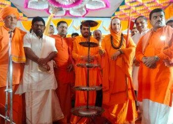 ಲಕ್ಷ ದೀಪೋತ್ಸವ ಕಾರ್ಯಕ್ರಮಕ್ಕೆ ದೀಪ ಬೆಳಗಿಸಿ ಚಾಲನೆ ನೀಡಿದ ಉಜೈನಿ ಜಗದ್ಗುರು ಸಿದ್ಧಲಿಂಗ ರಾಜದೇಶಿ