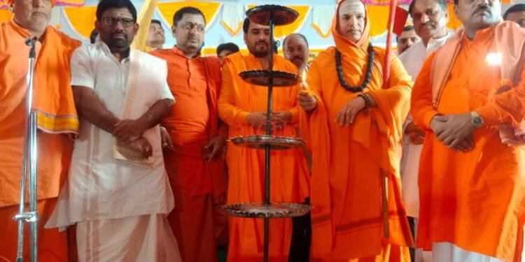 ಲಕ್ಷ ದೀಪೋತ್ಸವ ಕಾರ್ಯಕ್ರಮಕ್ಕೆ ದೀಪ ಬೆಳಗಿಸಿ ಚಾಲನೆ ನೀಡಿದ ಉಜೈನಿ ಜಗದ್ಗುರು ಸಿದ್ಧಲಿಂಗ ರಾಜದೇಶಿ