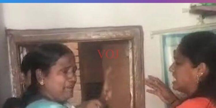 ಮುದ್ದೆಬಿಹಾಳ :ಅಂಗನವಾಡಿ ಕಾರ್ಯಕರ್ತೆಯಿರಿಬ್ಬರ ಬಡದಾಟ..! ಎಲ್ಲಿ ಗೊತ್ತಾ..?