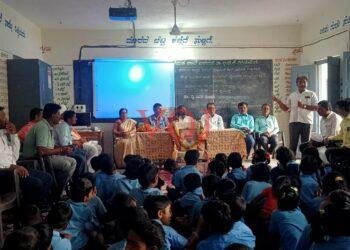 ಬರಗೂಡಿ ಶಾಲೆಗೆ ಪ್ರೊಜೆಕ್ಟರ್ ಸ್ಕ್ರೀನ್ ದೇಣಗೆ