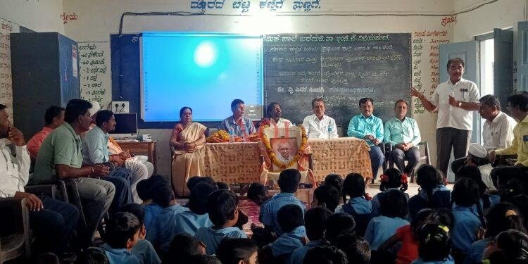 ಬರಗೂಡಿ ಶಾಲೆಗೆ ಪ್ರೊಜೆಕ್ಟರ್ ಸ್ಕ್ರೀನ್ ದೇಣಗೆ