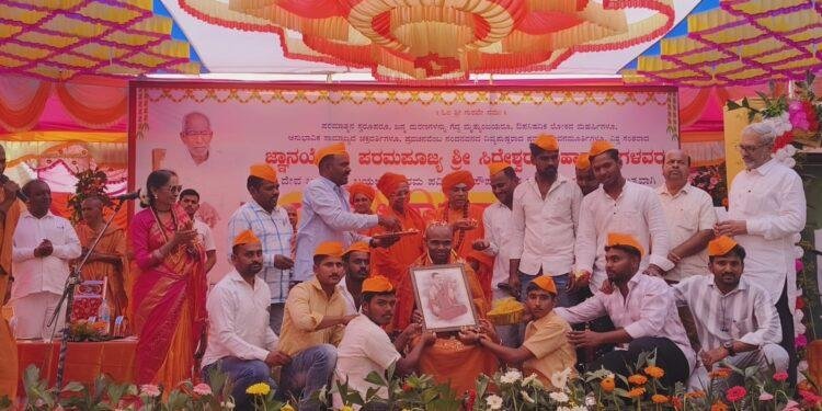 ತಾಯಿ, ಗುರುವಿನ ಋಣ ತೀರಿಸಲು ಸಾಧ್ಯವಿಲ್ಲ..!