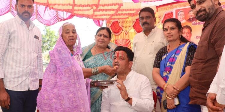 ಗೃಹ ಲಕ್ಷ್ಮಿ ಹಣದಿಂದ ಗೂಗಿಹಾಳ ಗ್ರಾಮಸ್ಥರಿಗೆ ಹೊಳಿಗೆ ಊಟ