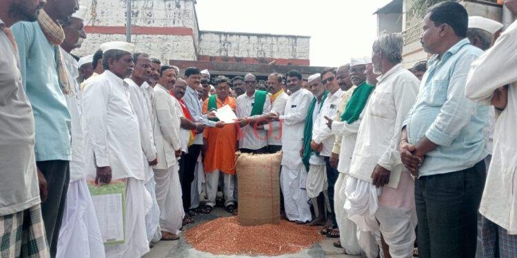 ತೊಗರಿಗೆ ಕ್ವಿಂ ₹ 12 ಸಾವಿರ ದರಕ್ಕೆ ಆಗ್ರಹಿಸಿ ಪ್ರತಿಭಟನೆ