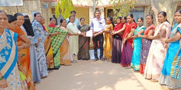 ಅಕ್ಷರ ದಾಸೋಹ ಬಿಸಿಯೂಟ ನೌಕರರು ತಮ್ಮ ಬೇಡಿಕೆ ಈಡೇರಿಸುವಂತೆ ಆಗ್ರಹಿಸಿ ಹೋರಾಟ