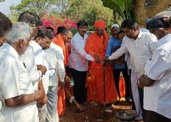 ಉರಿಲಿಂಗ ಪೆದ್ದಿ ಮಠ ಶಾಖಾ ಮಠದ ಜೀರ್ಣೋದ್ಧಾರ ಕಾಮಗಾರಿಗೆ ಗುದ್ದಲಿ ಪೂಜೆ : ಶಾಸಕ ಎಂ ಆರ್ ಮಂಜುನಾಥ್ .