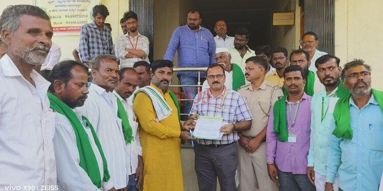 ಇಂಡಿ | ರಾತ್ರಿ ಸಿಂಗಲ್ ಫೇಜ ವಿದ್ಯುತ್ ಆಗ್ರಹಿಸಿ ಪ್ರತಿಭಟನೆ