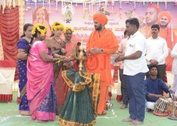 ಮಹಿಳೆಯರಿಗೆ ಈ ದೇಶದಲ್ಲಿ ಪೂಜ್ಯನೀಯ ಸ್ಥಾನವಿದೆ : ಅಭಿನವ ಮುರುಘೇಂದ್ರ