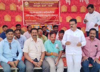 ಸರ್ಕಾರದ ವಿರುದ್ಧ ಗ್ರಾಮ ಆಡಳಿತ ಅಧಿಕಾರಿಗಳು ಆಕ್ರೋಶ..! ಎರಡನೇ ದಿನಕ್ಕೆ ಕಾಲಿಟ್ಟ ಮುಷ್ಕರ