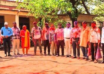 ಮುದ್ದೇಬಿಹಾಳ| ತಾ.ಪಂ ಆವರಣದಲ್ಲಿ ಬಣ್ಣ ಏರಚಾಟ..!